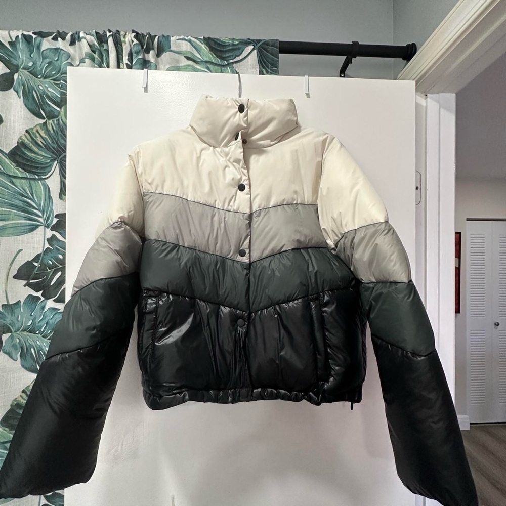 NWT Gradient Grey Wild Fable Puffer Jacket w zipper, buttons & elastic at bottom